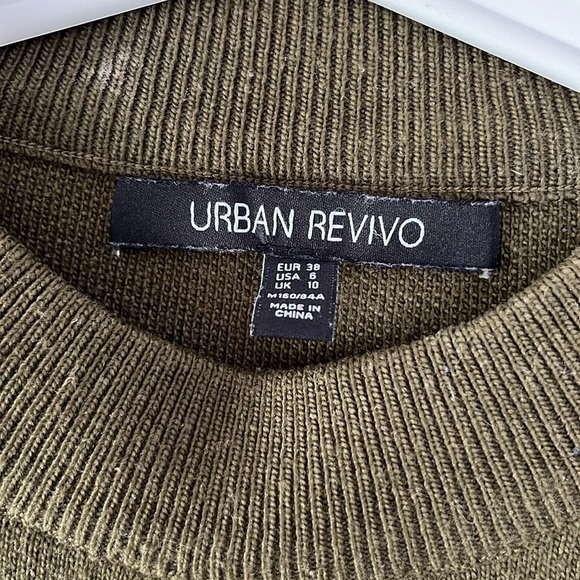 green sweater - Picture 2 of 3